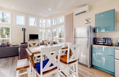 Nehalem House | Gorgeous home with a gas grill, kitchen, washer/dryer, patio, & gas fireplace