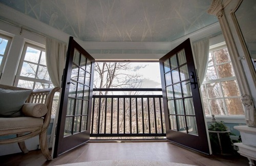 Lynchburg Cabin | Gorgeous Honeymoon Treehouse built by Treehouse Masters!