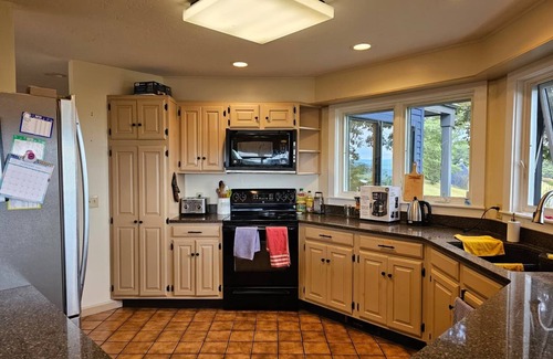 White River Junction House | Gorgeous house/Deck with 180 degree Panaromic views of Vermont's Green Mountains