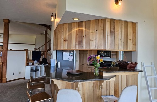 White River Junction House | Gorgeous house/Deck with 180 degree Panaromic views of Vermont's Green Mountains