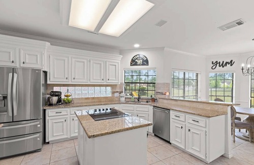 Atascocita House | Gorgeous House on Golf Course with AC, WiFi, High Ceilings, Big Windows
