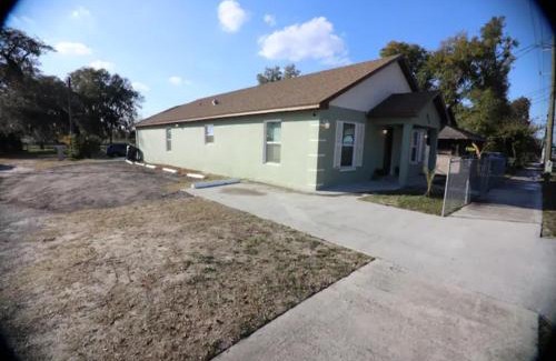Lakeland House | Gorgeous King Master room with private lavatory