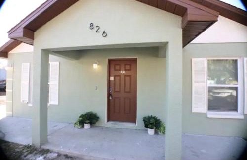 Lakeland House | Gorgeous King Master room with private lavatory