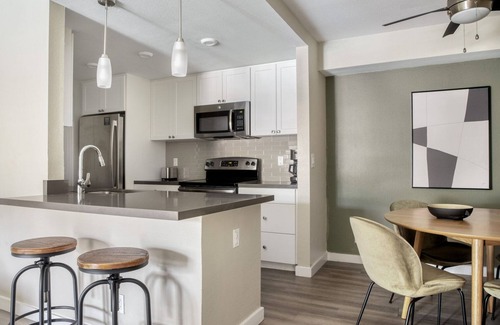 University City Apartment | Gorgeous La Jolla 2BR w/Gym, W/D & Pool, nr bars & shops, by Blueground