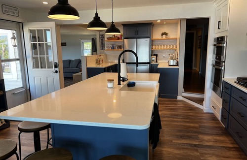 The Bays House | Gorgeous Lake Front Home - Renovated in 2023!