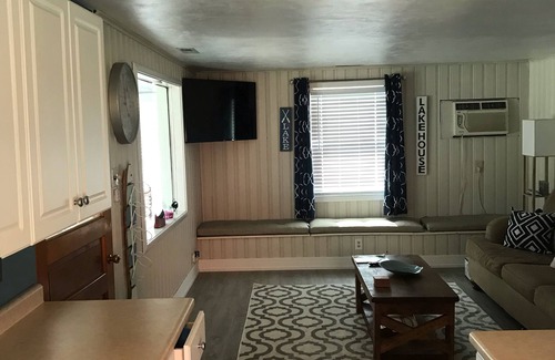 Monticello House | Gorgeous lake front cottage. Enjoy those summer nights on the lake