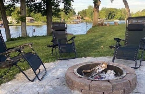 Monticello House | Gorgeous lake front cottage. Enjoy those summer nights on the lake