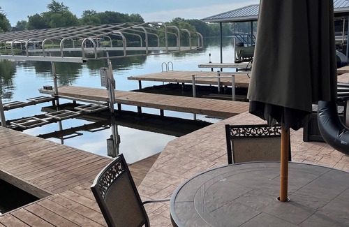 Monticello House | Gorgeous lake front cottage. Enjoy those summer nights on the lake