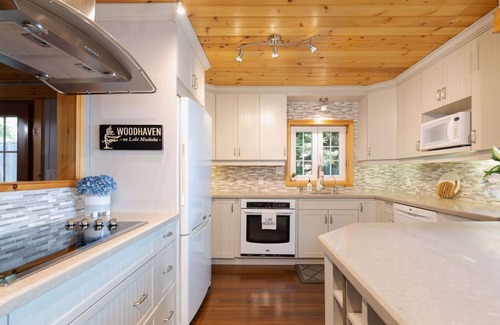 Bala Cottage | Gorgeous Lake Muskoka Cottage with Amazing Views & Hot Tub
