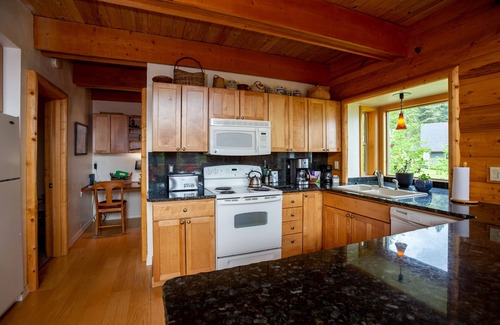 Tamarack Resort Cabin | Gorgeous Lake view log cabin near Tamarack ski resort