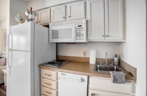 Acme Apartment | Gorgeous Lake View Deluxe Condo at The Shores