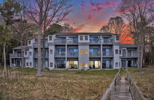 Acme Apartment | Gorgeous Lake View Deluxe Condo at The Shores