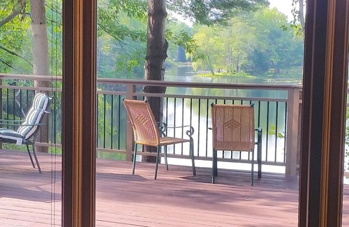 Ludlow House | GORGEOUS LAKEFRONT - Autumn Splendor - Private Setting - 5 Mins to Okemo!