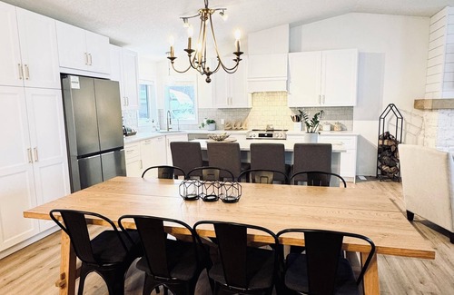 Silver Sands House | Gorgeous Lakefront Cottage, Private beach & Ice Fishing Shack🎣 45 min from Edm