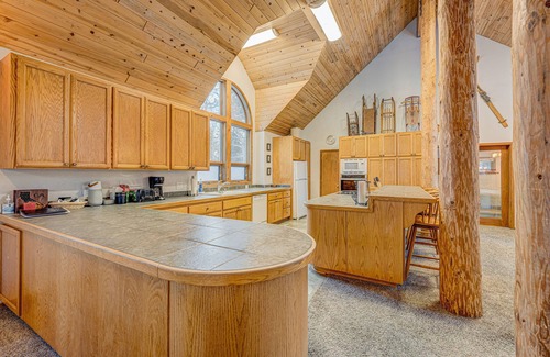 Donner Lake Woods House | Gorgeous lakefront escape with fireplace, close to skiing