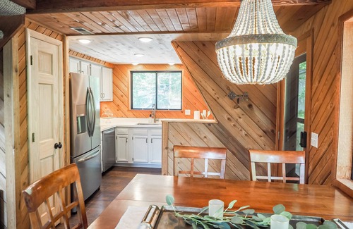 Wright City House | Gorgeous Lakefront Getaway - Innsbrook Chalet with Outdoor Spa!