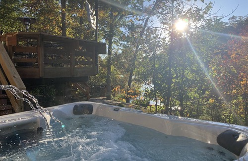 Wright City House | Gorgeous Lakefront Getaway - Innsbrook Chalet with Outdoor Spa!