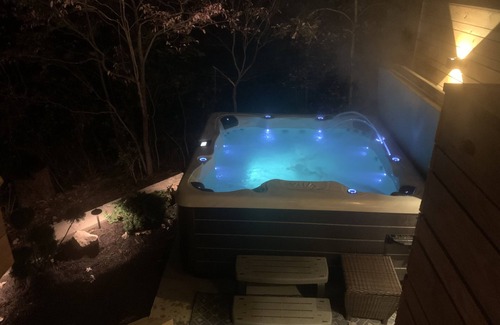 Wright City House | Gorgeous Lakefront Getaway - Innsbrook Chalet with Outdoor Spa!