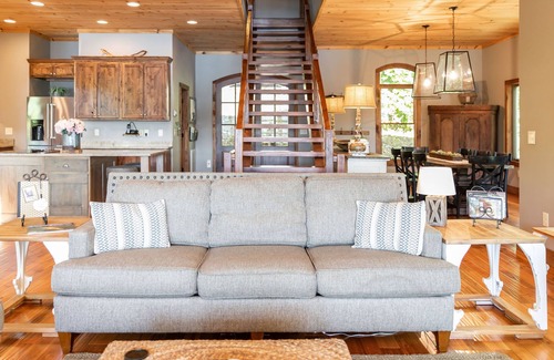 Unaka House | Gorgeous Lakefront House on Lake Hiwassee Bear Paw Murphy NC 4 BR/4+BA/Sleeps10