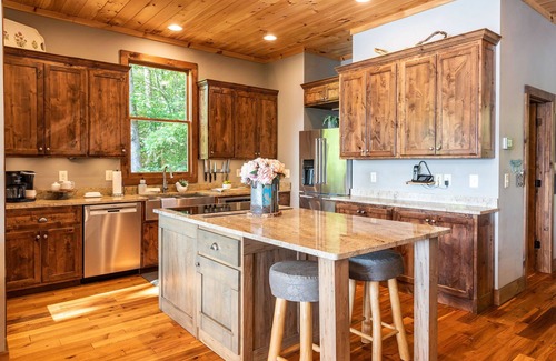 Unaka House | Gorgeous Lakefront House on Lake Hiwassee Bear Paw Murphy NC 4 BR/4+BA/Sleeps10