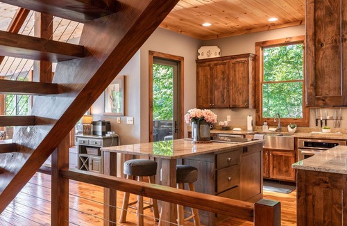 Unaka House | Gorgeous Lakefront House on Lake Hiwassee Bear Paw Murphy NC 4 BR/4+BA/Sleeps10