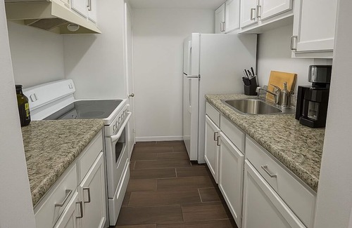 Brownsville Condo | Gorgeous Lakefront Condo W/immaculate Pool