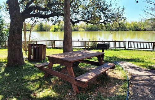 Brownsville Condo | Gorgeous Lakefront Condo W/immaculate Pool