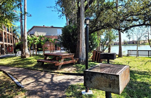 Brownsville Condo | Gorgeous Lakefront Condo W/immaculate Pool