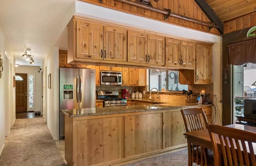 Lakehead-Lakeshore House | Gorgeous Lakehouse w/Hot Tub, Pool Table, Games & MORE!