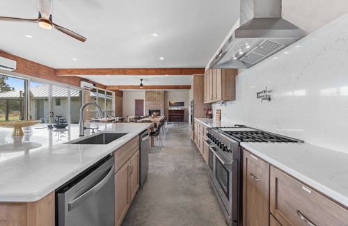 La Grange House | Gorgeous Lakeside Retreat Center – 26 Beds