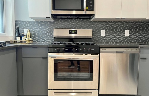 Mott Haven Apartment | GORGEOUS Large Charming HOME with 3baths, Central Air, Washer/Dryer, Parking