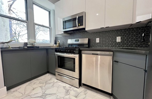 Mott Haven Apartment | GORGEOUS Large Charming HOME with 3baths, Central Air, Washer/Dryer, Parking