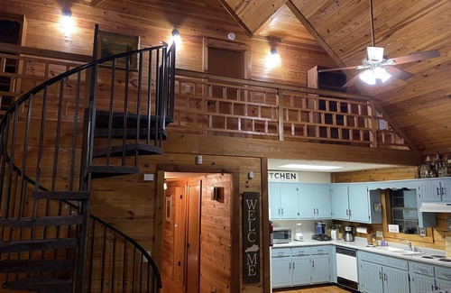 Eddyville House | Gorgeous large waterfront log lake home with private dock!
