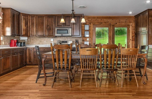 Lexington House | Gorgeous Lodge-Style Farmhouse with Mountain Views