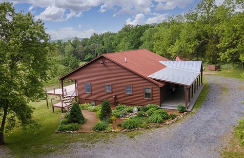 Lexington House | Gorgeous Lodge-Style Farmhouse with Mountain Views