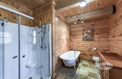 Bracebridge Cottage | Gorgeous log cabin with 4+ bed 3 bath on Pine Lake!