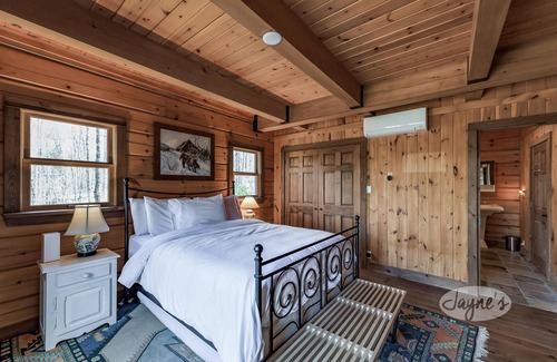 Bracebridge Cottage | Gorgeous log cabin with 4+ bed 3 bath on Pine Lake!