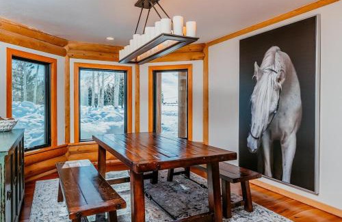 Hailey House | Gorgeous Log Cabin Close to Town with Hot Tub