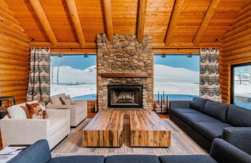 Hailey House | Gorgeous Log Cabin Close to Town with Hot Tub