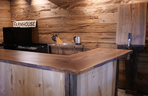 Bernville Cabin | Gorgeous Log Cabin retreat on 30 acre farm; 5 minutes from Blue Marsh Lake.