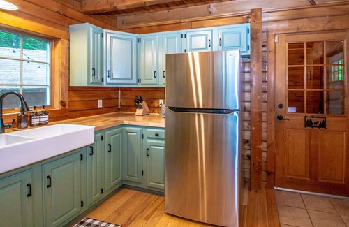 East Madison Cabin | Gorgeous Log Cabin w/hot tub and large center fireplace
