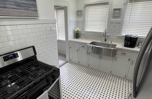 Alamitos Beach Apartment | Gorgeous Long Beach Apartment Walking Distance to Beach & Downtown