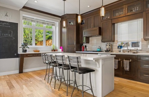 Vancouver South House | Gorgeous luxury 7 bedroom property (2 suites together as one rental)