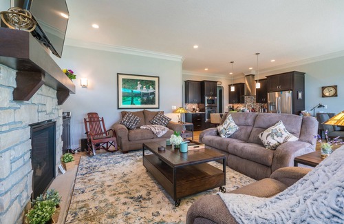 Rochester House | Gorgeous Luxury ADA Compliant Home 10 Min. From Mayo Clinic!