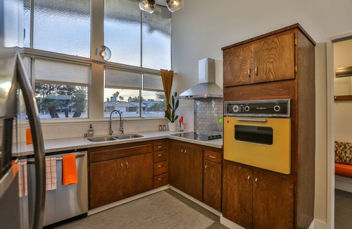 Las Vegas House | GORGEOUS Mid Century - Close to Strip - Golf - Views - Superhost Status - WOW