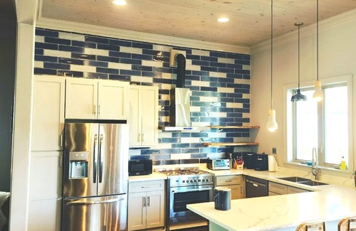 Saint Roch Bed & Breakfast | Gorgeous Modern 4 Bdrm/4 Bath-Gated Pool- Worthy of Your Beads! Walk to Quartern