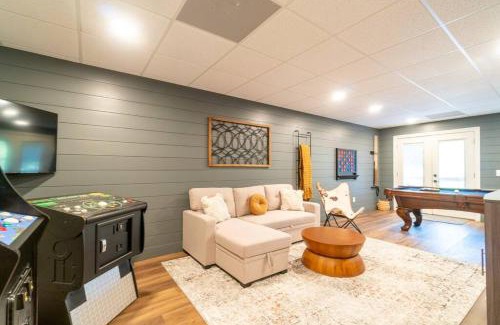 Helen House | Gorgeous Modern Farmhouse w/Hot Tub & Pool Table