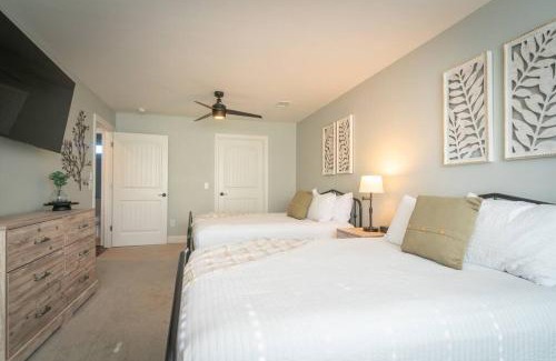 Helen House | Gorgeous Modern Farmhouse w/Hot Tub & Pool Table