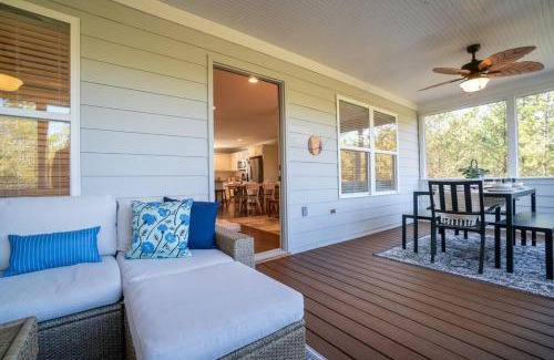 Helen House | Gorgeous Modern Farmhouse w/Hot Tub & Pool Table