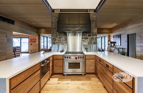 Minett Cottage | Gorgeous Modern Muskoka Masterpiece! Dockside Cabana with Bar! Guest Cabin!